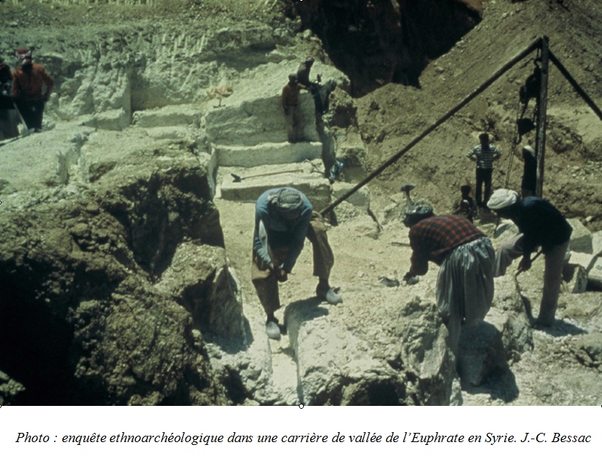 Photo : enquête ethnoarchéologique dans une carrière de vallée de l’Euphrate en Syrie. J.-C. Bessac
