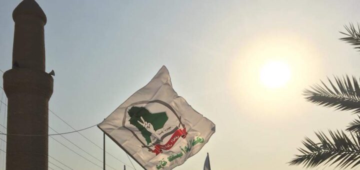Des drapeaux de la milice AAH flottent dans le centre-ville de Tikrit